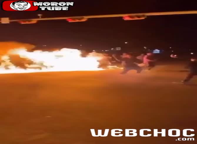 Video :While watching an illegal drifting exhibition, spectators catch fire